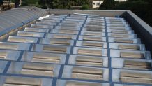 Arbeiten auf einem Dach zur Vorbereitung der Solaranlagen